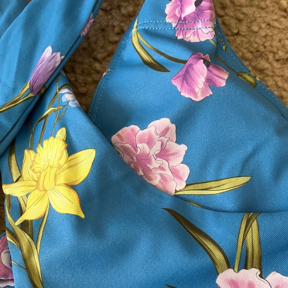 Fabletics Oasis Twist Sports Bra in Daffodil Dream - Picture 5 of 5